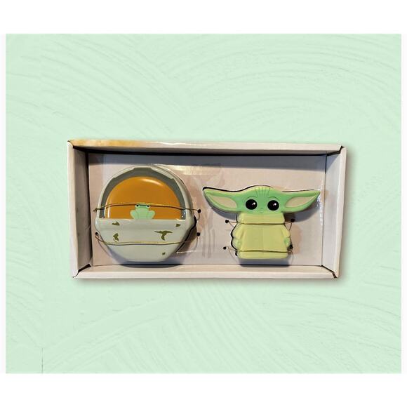 Star Wars The Mandalorian Salt and Pepper Shakers - Picture 1 of 2